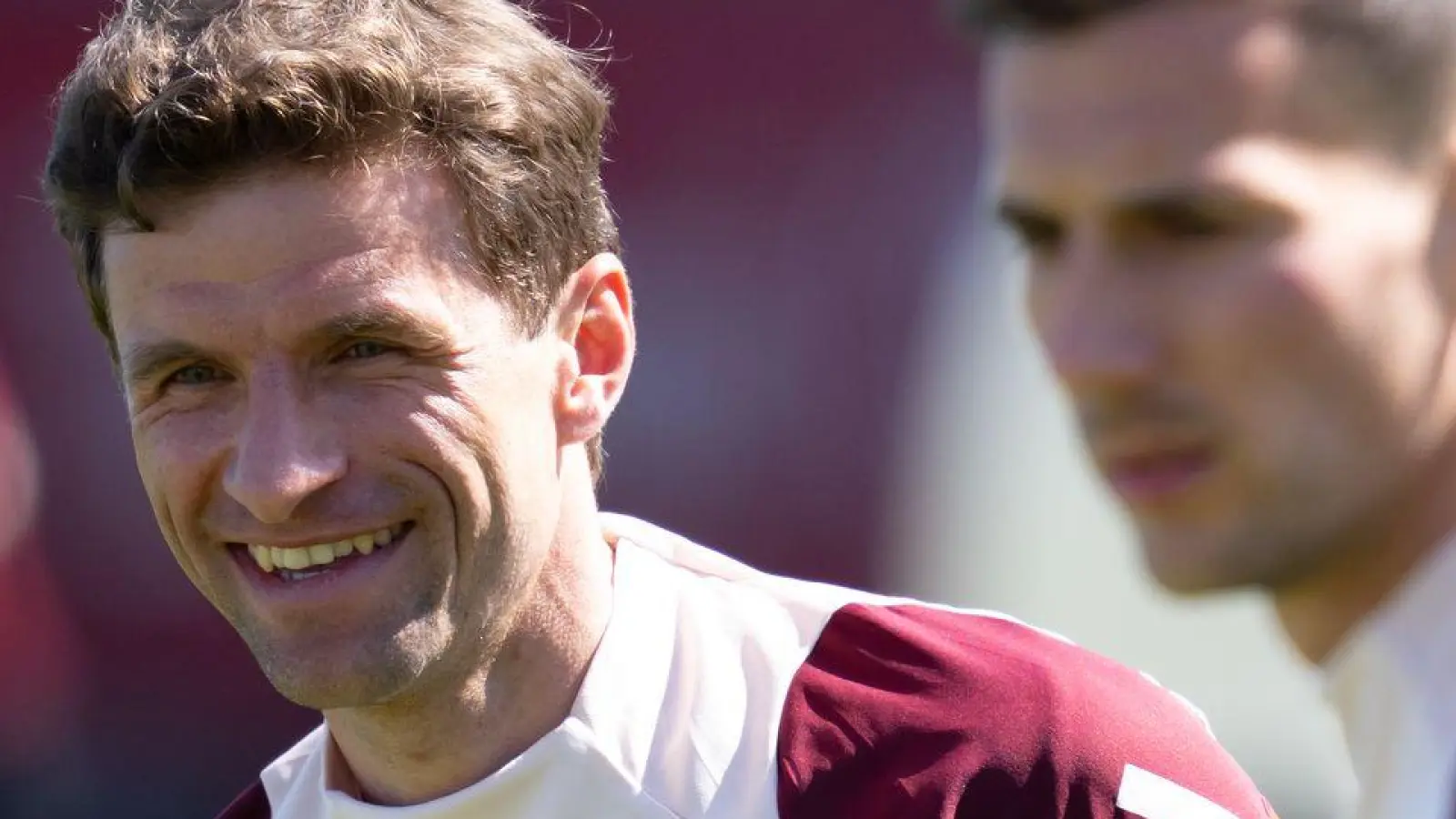 Als Gast an der Säbener Straße: Thomas Müller (l). (Foto: Sven Hoppe/dpa)