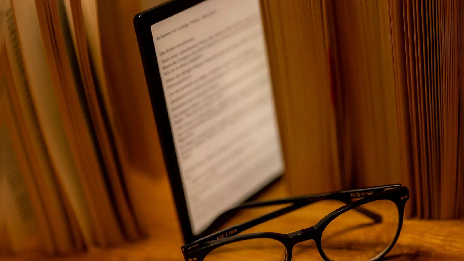 E-Books sind insgesamt deutlich umweltfreundlicher als klassische Bücher. Das geht aus einer Untersuchung der Stiftung Warentest hervor. (Foto: Monika Skolimowska/dpa/dpa-tmn)