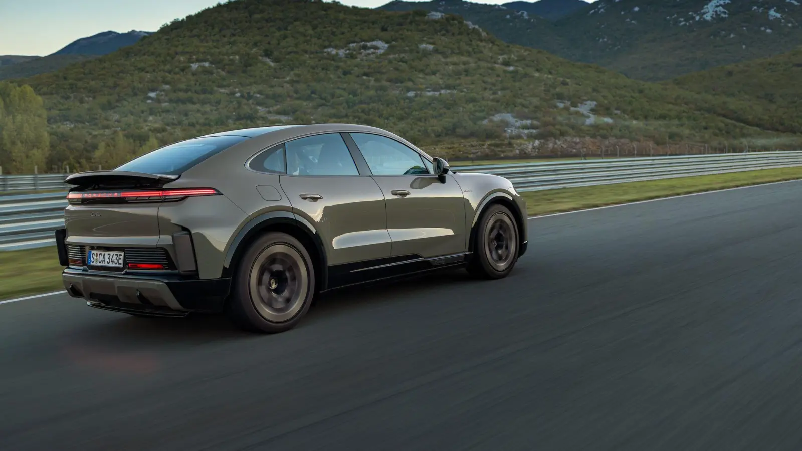 Die neue elektrische Coupévariante des Cayenne bekommt eine sportlichere, nach hinten stärker abfallende Dachlinie. (Foto: Porsche AG/dpa-tmn)