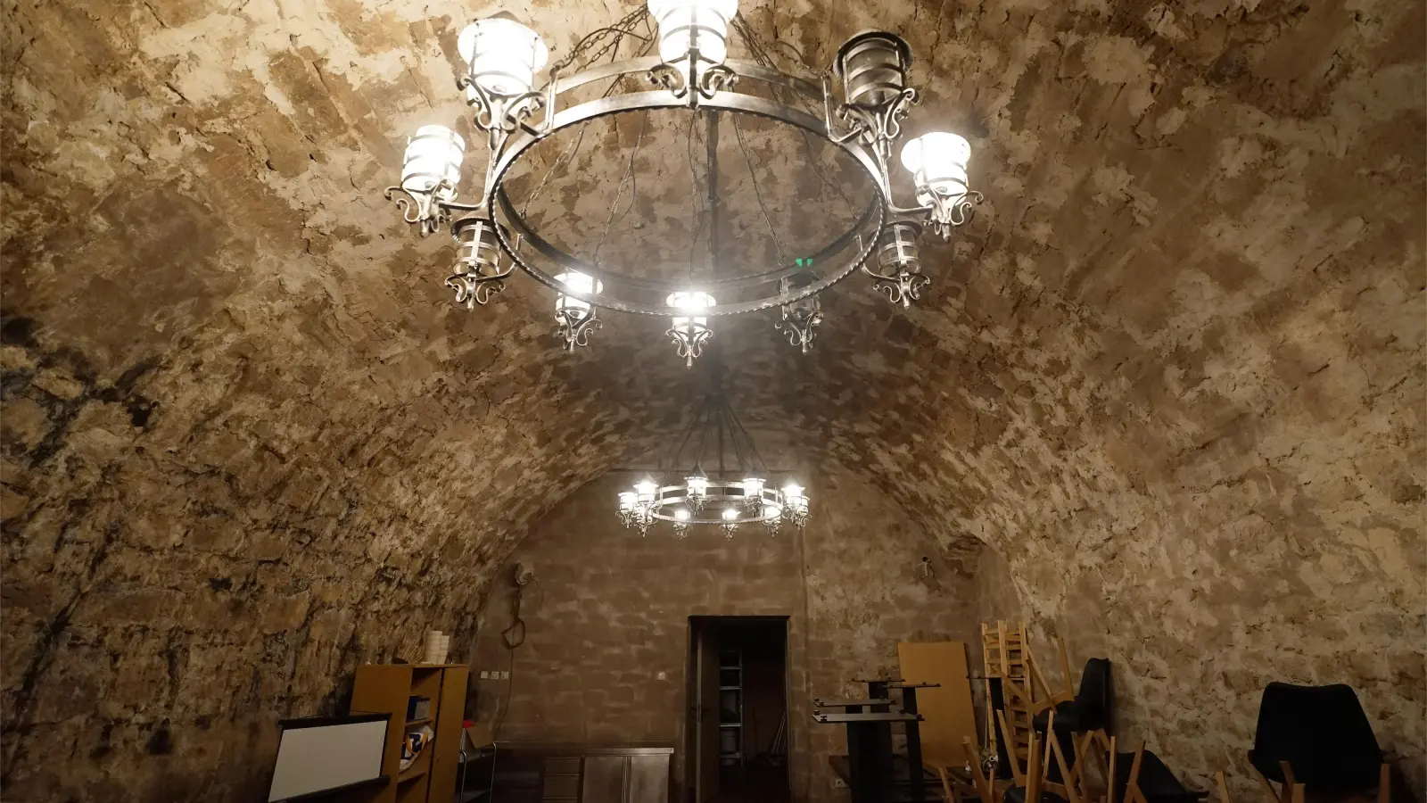 Der so genannte „Rittersaal” unter der Gaststätte stehr seit langer Zeit leer. Früher standen hier die Lagertanks der Brauerei. Nach dem Ende der Braustätte wurden darin Ritteressen veranstaltet. Im Zusammenhang mit Keller-Führungen könnte hier ein gastronomisches Angebot entstehen. (Foto: Heinz Wraneschitz )