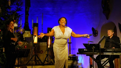 Machte auf ihrer Gospel-Weihnachtstour Station in Neuendettelsaus: Tracey Jane Campbell aus London. Mit dabei: Evie Sturm (Keyboard, Gesang, Übersetzung) und Andy Doncic (Saxophon, Klavier, Gesang). (Foto: Elke Walter)