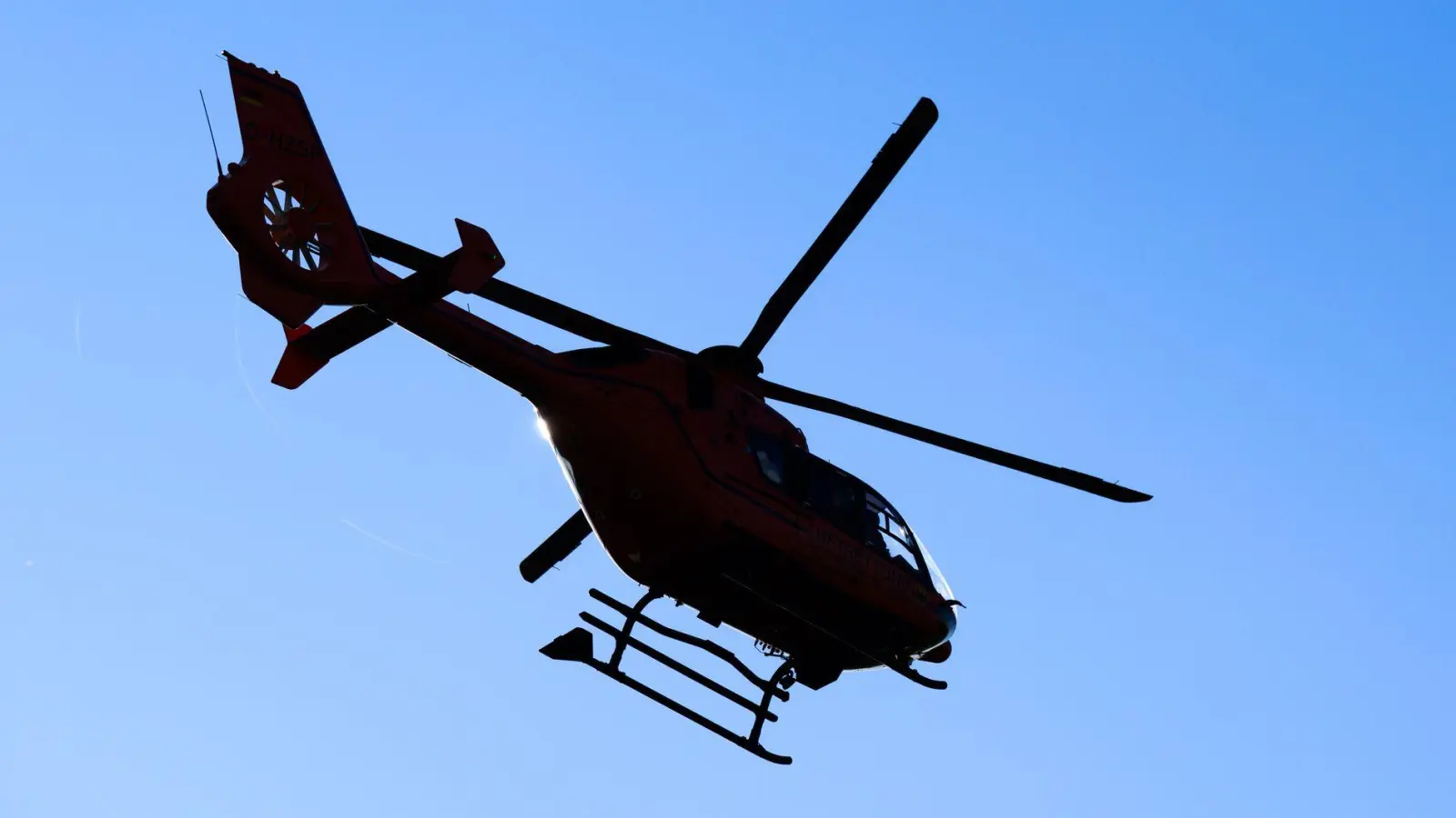 Ein Rettungshubschrauber brachte die schwer verletzte 15-Jährige in ein Klinikum. (Symbolbild) (Foto: Julian Stratenschulte/dpa)
