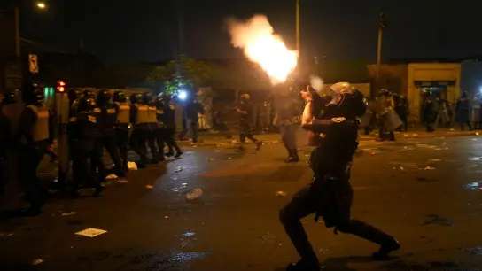Bereitschaftspolizei feuert Tränengas auf Regierungsgegner. (Foto: Guadalupe Pardo/AP/dpa)
