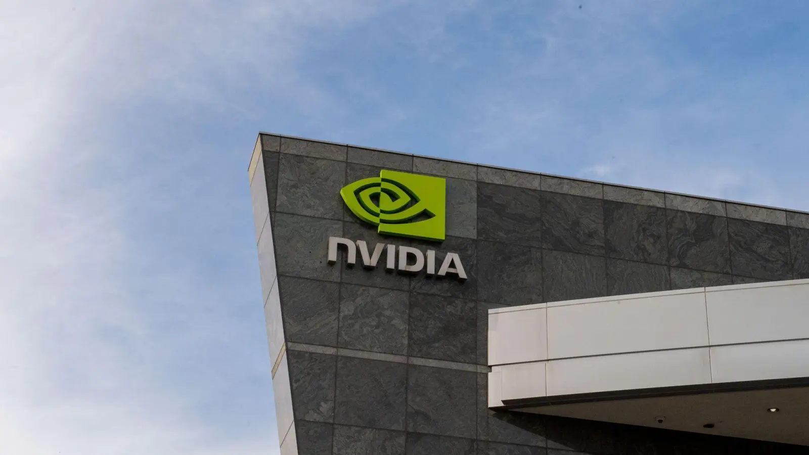 Der Boom bei Künstlicher Intelligenz machte Nvidia zum wertvollsten Unternehmen der Welt. (Archivbild) (Foto: Andrej Sokolow/dpa)