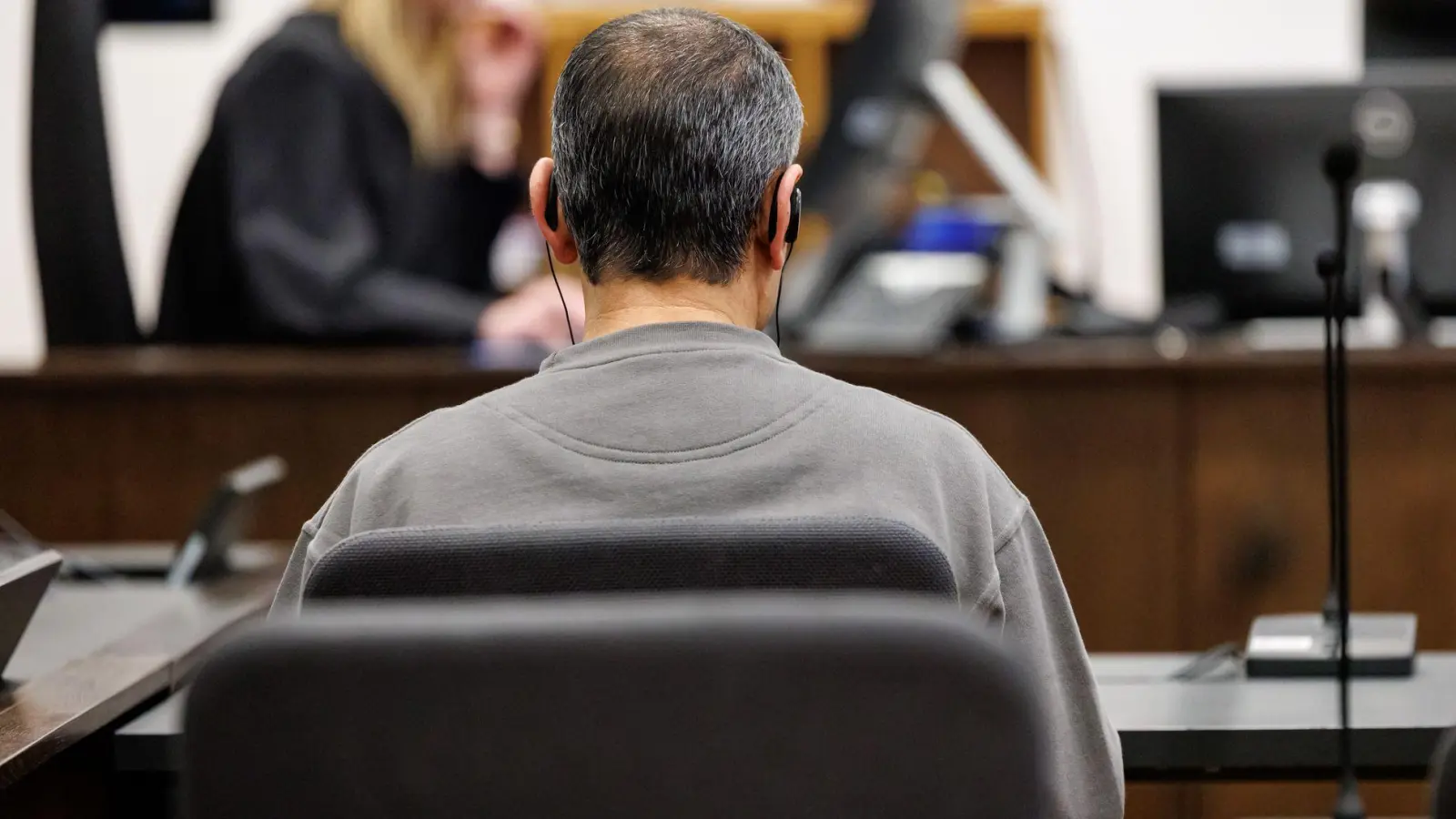 Der Angeklagte soll seinen Cousin mit einem Stich ins Herz getötet haben.  (Foto: Daniel Karmann/dpa)