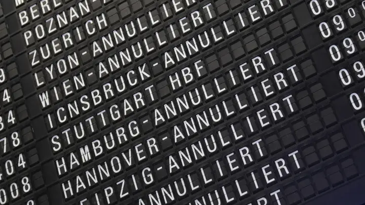 Bei den Gerichten landen wieder unzählige Klagen gegen Airlines. (Foto: Arne Dedert/dpa)