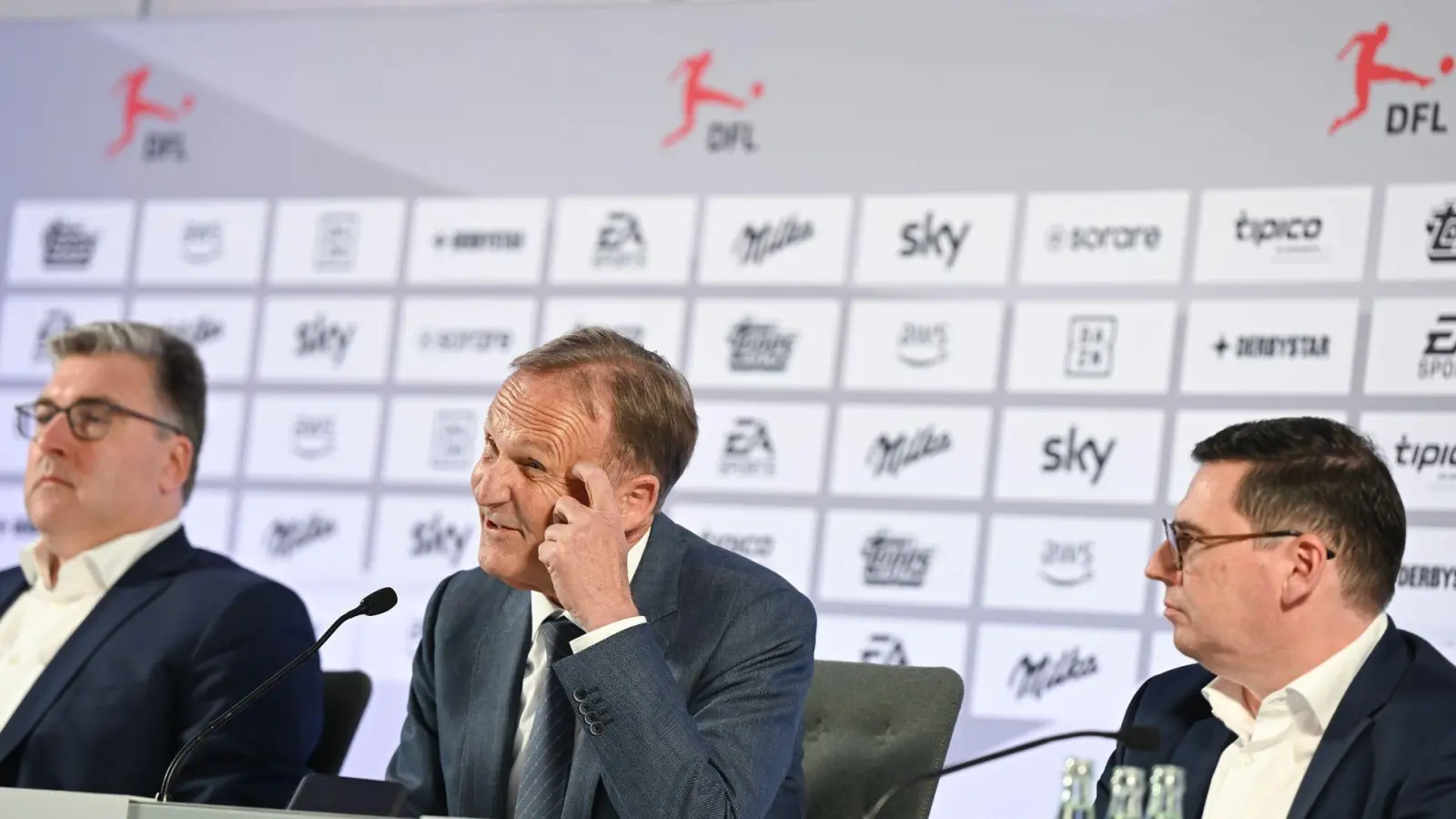 Hans-Joachim Watzke (M) ist der Aufsichtsratsvorsitzende der Deutschen Fußball Liga. (Foto: Arne Dedert/dpa)