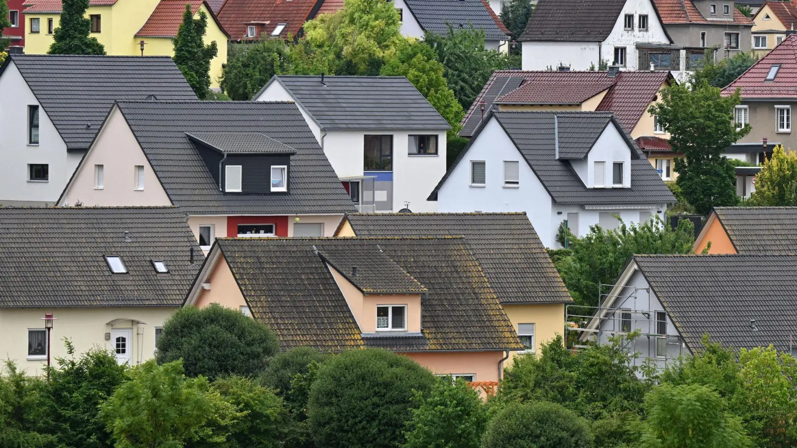 Werden nicht vollständig abbezahlte Immobilien innerhalb der Spekulationsfrist übertragen, oder müssen etwa Geschwister ausgezahlt werden, kann es sich lohnen, einen Steuerexperten zurate zu ziehen. (Foto: Martin Schutt/dpa/dpa-tmn)