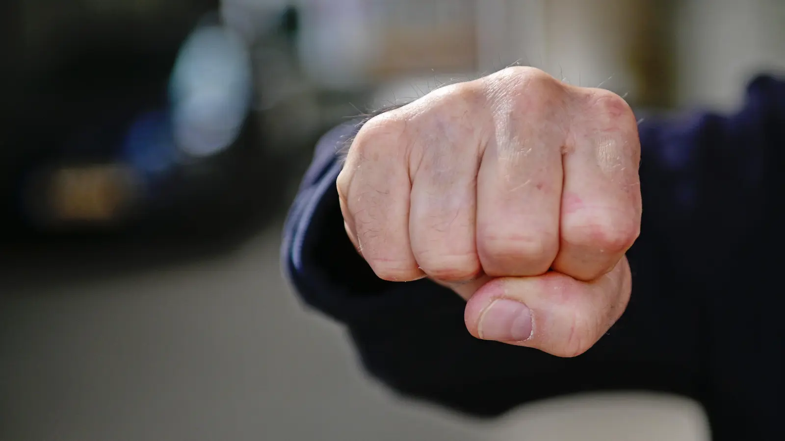 Mit der Faust schlug ein Fahrradfahrer auf einen Autofahrer ein. Die Polizei sucht nun Zeugen. (Symbolbild: Anna Beigel)