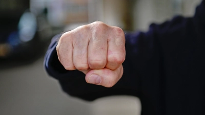 Mit der Faust schlug in der Nacht zum Sonntag ei 34-Jähriger in Burgbernheim zu. (Symbolbild: Anna Beigel)