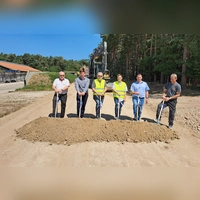 Zum symbolischen ersten Spatenstich griffen Weidenbachs Bürgermeister Willi Albrecht, der Vorstandsvorsitzende der Teilnehmergemeinschaft Christoph Kalender, Jürgen Hacker und Ruben Henninger vom Verband für Ländliche Entwicklung Mittelfranken, Wegbaumeister Markus Steinbauer sowie Baufirmeninhaber Karl Kolb (von links). (Foto: ALE/Diane Mayer)