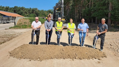 Zum symbolischen ersten Spatenstich griffen Weidenbachs Bürgermeister Willi Albrecht, der Vorstandsvorsitzende der Teilnehmergemeinschaft Christoph Kalender, Jürgen Hacker und Ruben Henninger vom Verband für Ländliche Entwicklung Mittelfranken, Wegbaumeister Markus Steinbauer sowie Baufirmeninhaber Karl Kolb (von links). (Foto: ALE/Diane Mayer)