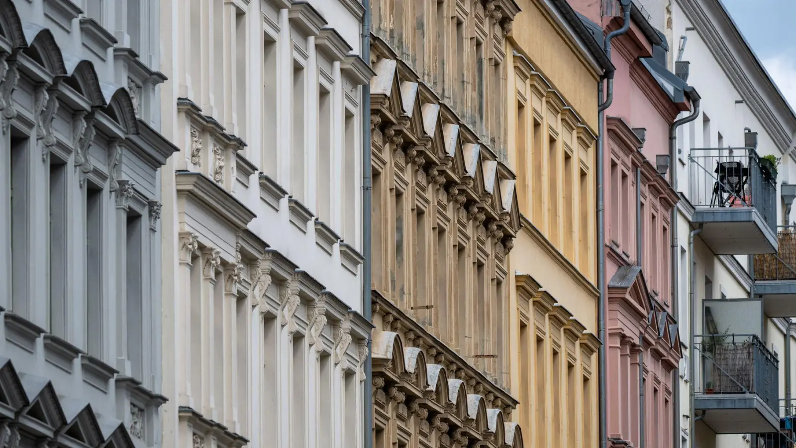Starke Preisanstiege für Mieterinnen und Mieter sollen weiter gebremst werden. (Archivbild) (Foto: Monika Skolimowska/dpa)