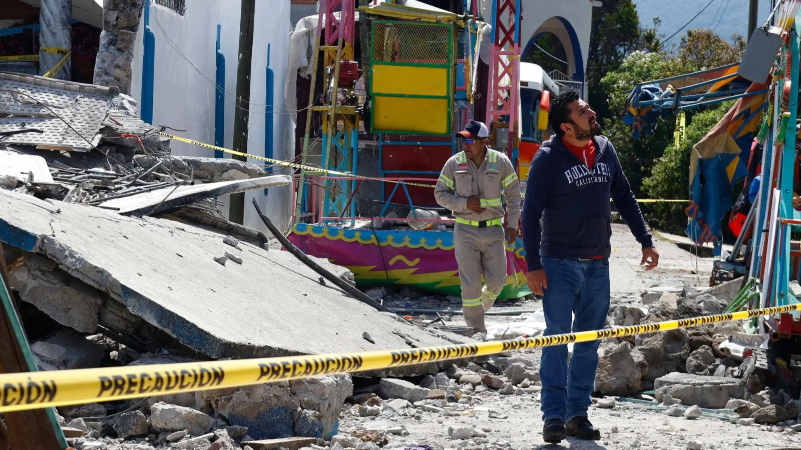 Feuerwehrleute untersuchten das durch eine Feuerwerksexplosion zerstörte Gebiet.  (Foto: Ramses Mercado/AP/dpa)