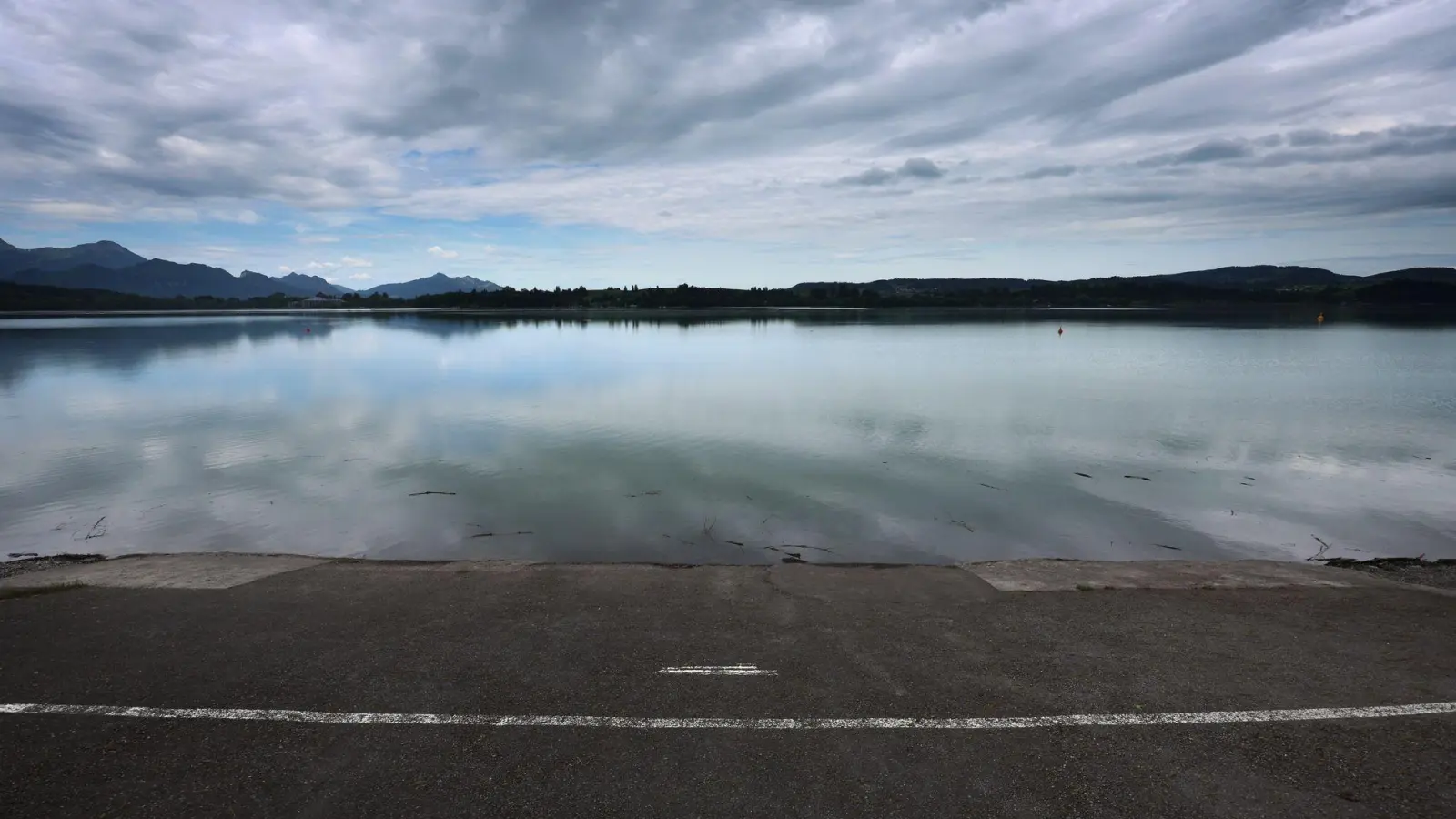 Der Forggensee ist Deutschlands größter Stausee. (Foto: Karl-Josef Hildenbrand/dpa)