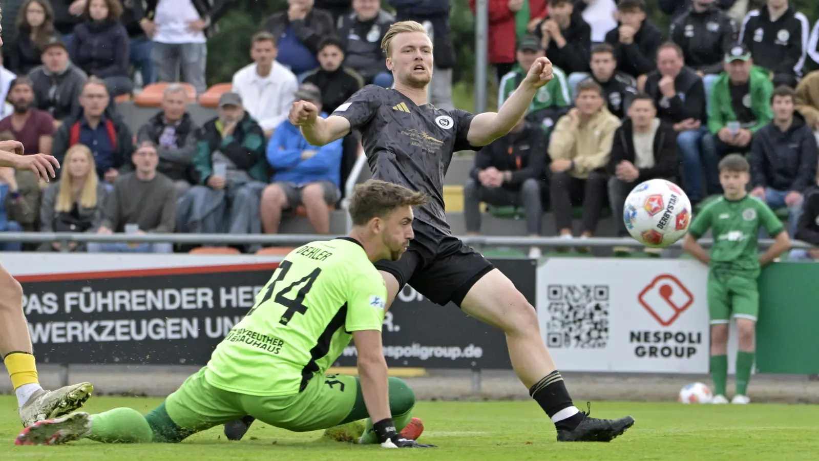 Niklas Seefried erzielt hier das frühe 1:0 für Ansbach, Bayreuths Torwart Maurice Dehler kann nur hinterherschauen. (Foto: Martin Rügner)