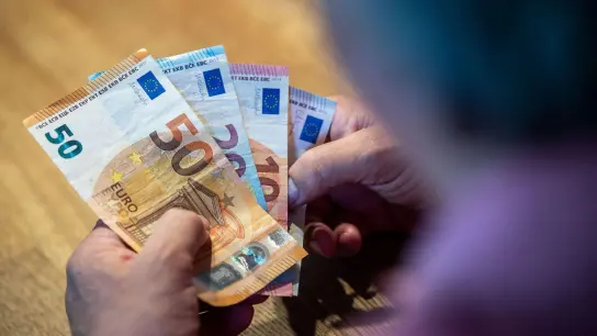 Wird das Geld im Alter reichen? Viele Menschen in Deutschland sind skeptisch. (Foto: Lino Mirgeler/dpa)