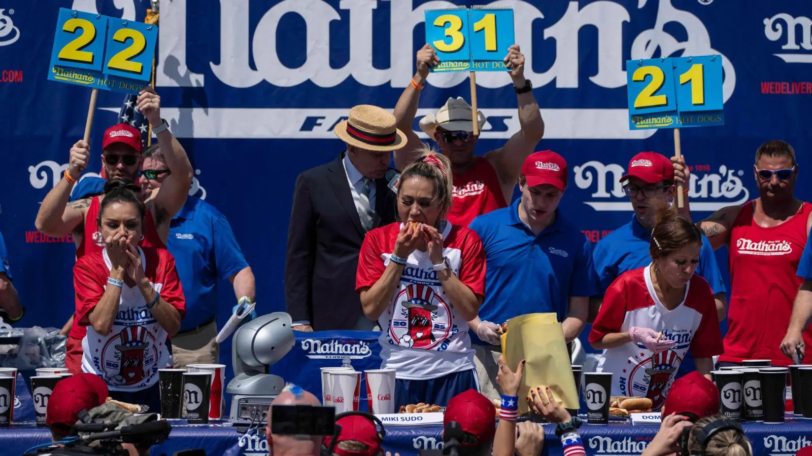 Nathan's ist international für das Hotdog-Wettessen auf Coney Island bekannt. (Archivbild) (Foto: Yuki Iwamura/AP/dpa)