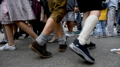 Nicht nur auf dem Oktoberfest: Bei vielen Menschen ist es oft nicht leicht, ruhig zu bleiben. (Foto: Felix Hörhager/dpa)