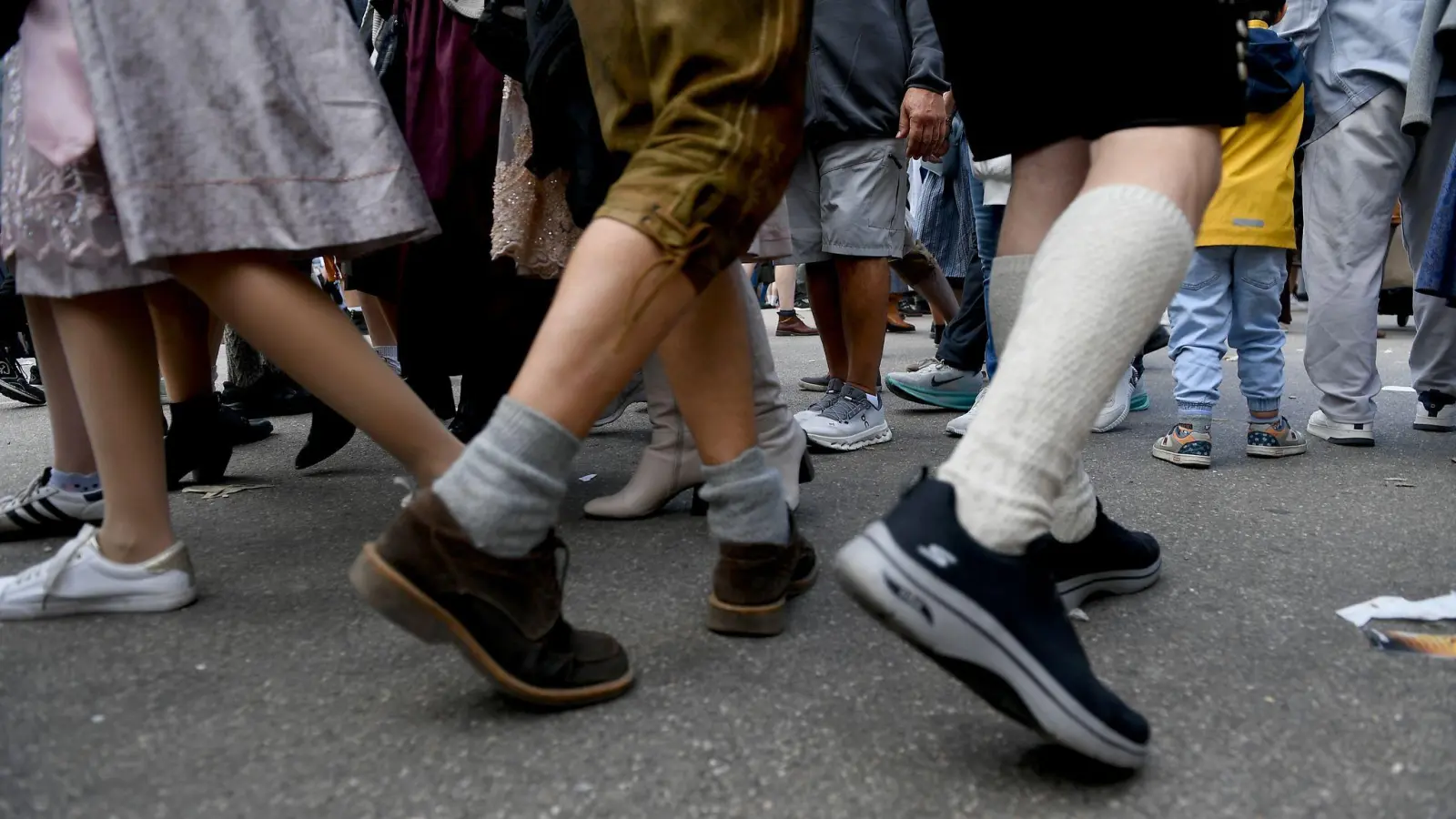 Nicht nur auf dem Oktoberfest: Bei vielen Menschen ist es oft nicht leicht, ruhig zu bleiben. (Foto: Felix Hörhager/dpa)