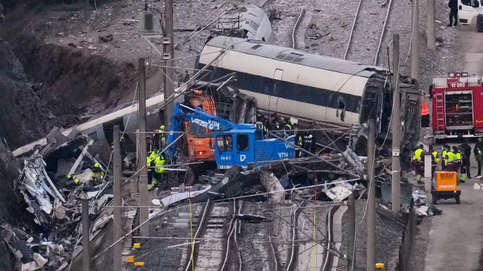 In Adamuz wurden bereits 42 Leichen geborgen. (Archivbild) (Foto: Manu Fernandez/AP/dpa)