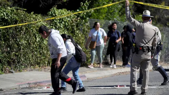Nachdem Schüsse gefallen sind, verlassen Eltern und Schüler das Schulgelände im kalifornischen Oakland. (Foto: Ray Chavez/Bay Area News Group/AP/dpa)