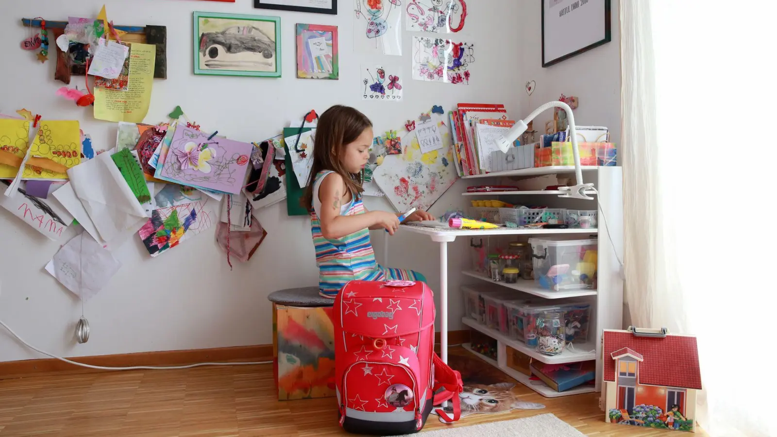 Mit dem Schulbeginn zieht ein neues Möbelstück ins Kinderzimmer: der Schreibtisch. (Foto: Mascha Brichta/dpa-tmn)