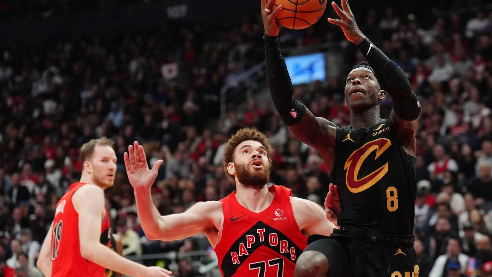 Dennis Schröder (r.) kam für die Cleveland Cavaliers in Toronto wieder von der Bank. (Foto: Frank Gunn/The Canadian Press/AP/dpa)