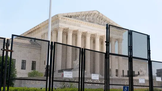 Polizeisperren sind vor dem Obersten Gerichtshof in Washington zu sehen. Das mehrheitlich konservativ besetzte Gericht hatte mit seiner Entscheidung den Weg für strengere Abtreibungsgesetze in konservativen Teilen der USA freigemacht. (Foto: Andrew Harnik/AP/dpa)