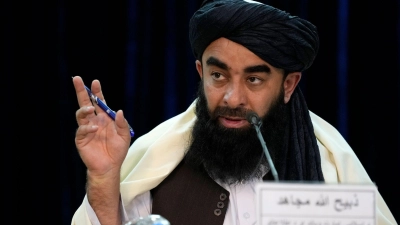 Taliban-Sprecher Sabiullah Mudschahid während einer Pressekonferenz. (Foto: Hussein Malla/AP/dpa)