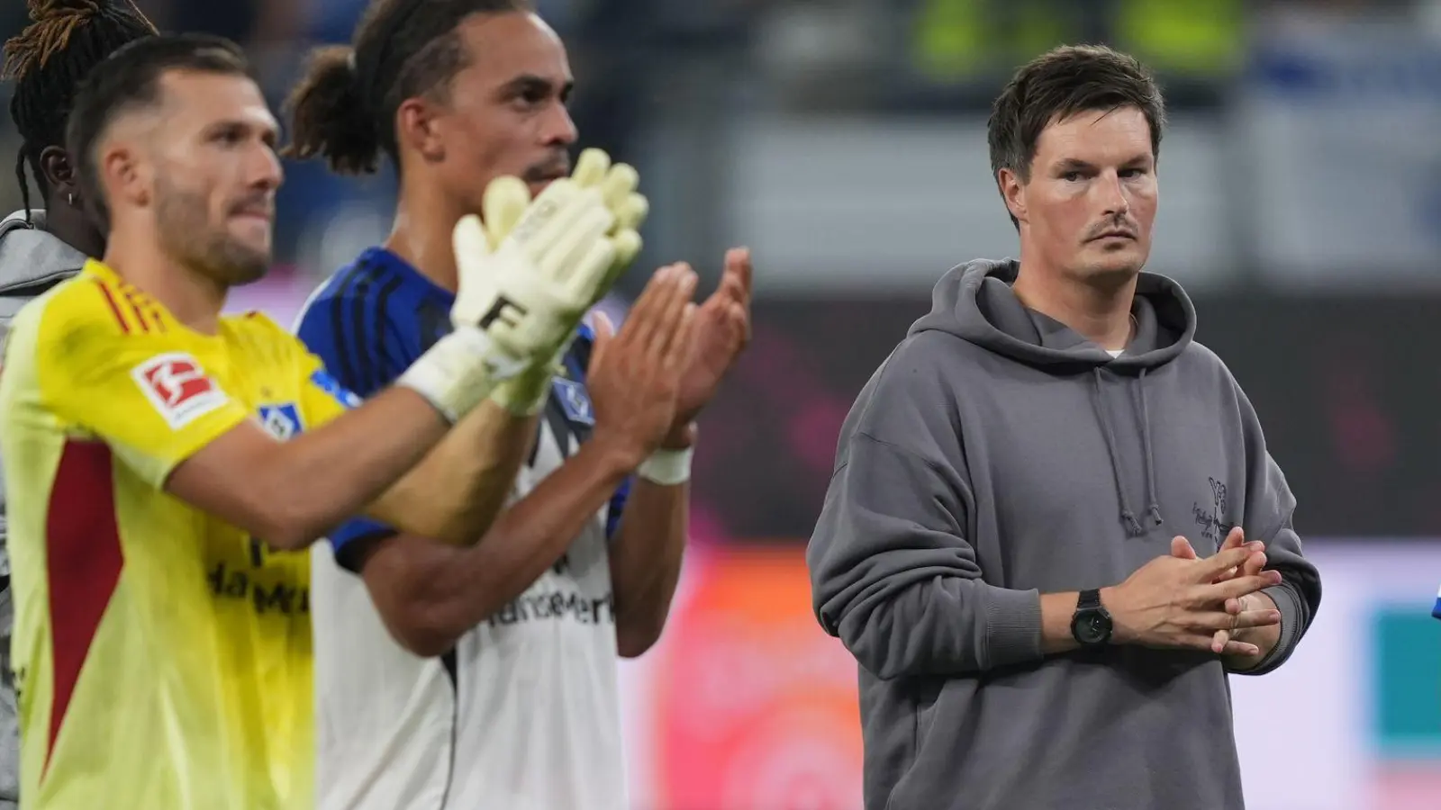 Enttäuscht nach dem 0:2 im Derby: die HSV-Profis und Trainer Merlin Polzin (2.v.r.). (Foto: Marcus Brandt/dpa)