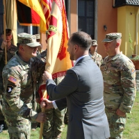 Oberst Michael D. Cookey (links) erhält die Flagge der US-Garnison Ansbach als symbolischen Akt von Wesley Leisinger. Oberst Aaron J. Southard (rechts) verlässt die Armee und geht in den Ruhestand. (Foto: Constantin Prosch)