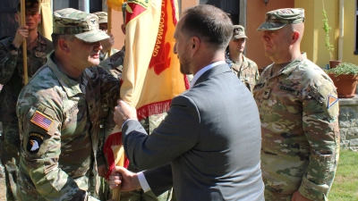 Oberst Michael D. Cookey (links) erhält die Flagge der US-Garnison Ansbach als symbolischen Akt von Wesley Leisinger. Oberst Aaron J. Southard (rechts) verlässt die Armee und geht in den Ruhestand. (Foto: Constantin Prosch)