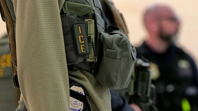 ICE-Beamter wegen Schüssen in Minnesota angeklagt. (Archivbild) (Foto: Angelina Katsanis/AP/dpa)