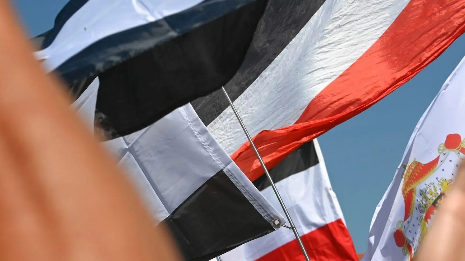 Reichsflaggen während einer Kundgebung (Symbolbild). (Foto: Heiko Rebsch/dpa)