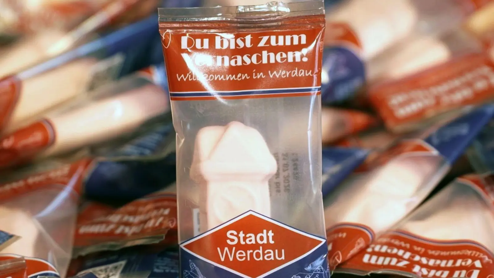 Ein Schaumzucker-Souvenir aus Werdau sorgt für Lacher: Nicht jeder sieht in dem rosafarbenen Stück die historische Uhr der Stadt. (Foto: Mike Müller/dpa)