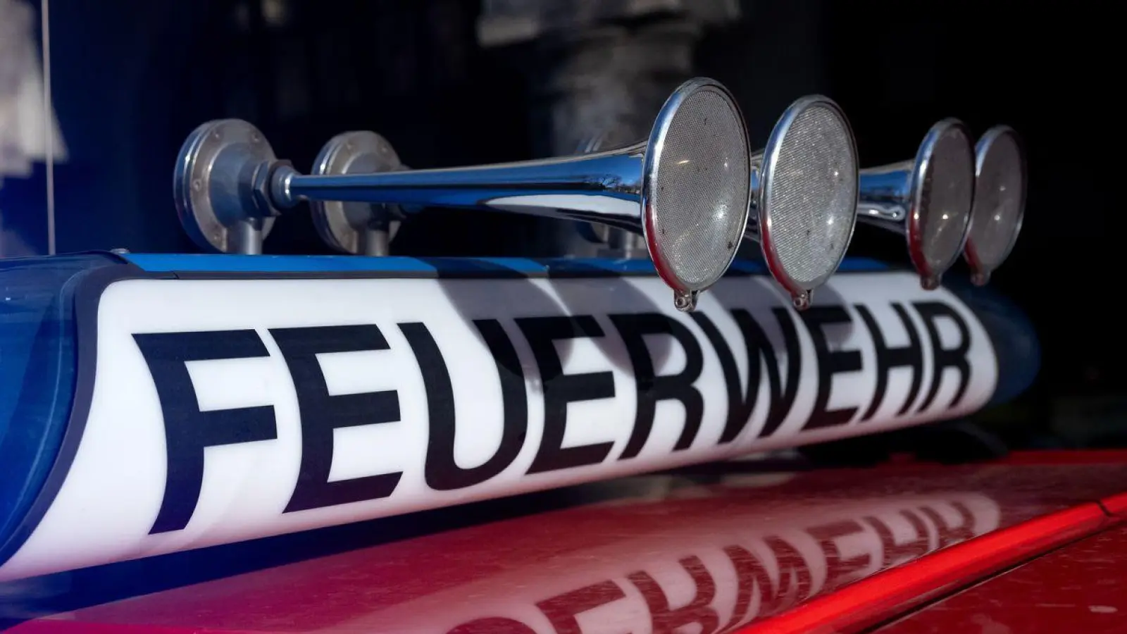 Im oberpfälzischen Blaibach rückte die Feuerwehr in der Nacht zu einem Wohnhausbrand aus. (Symbolbild) (Foto: Sven Hoppe/dpa)