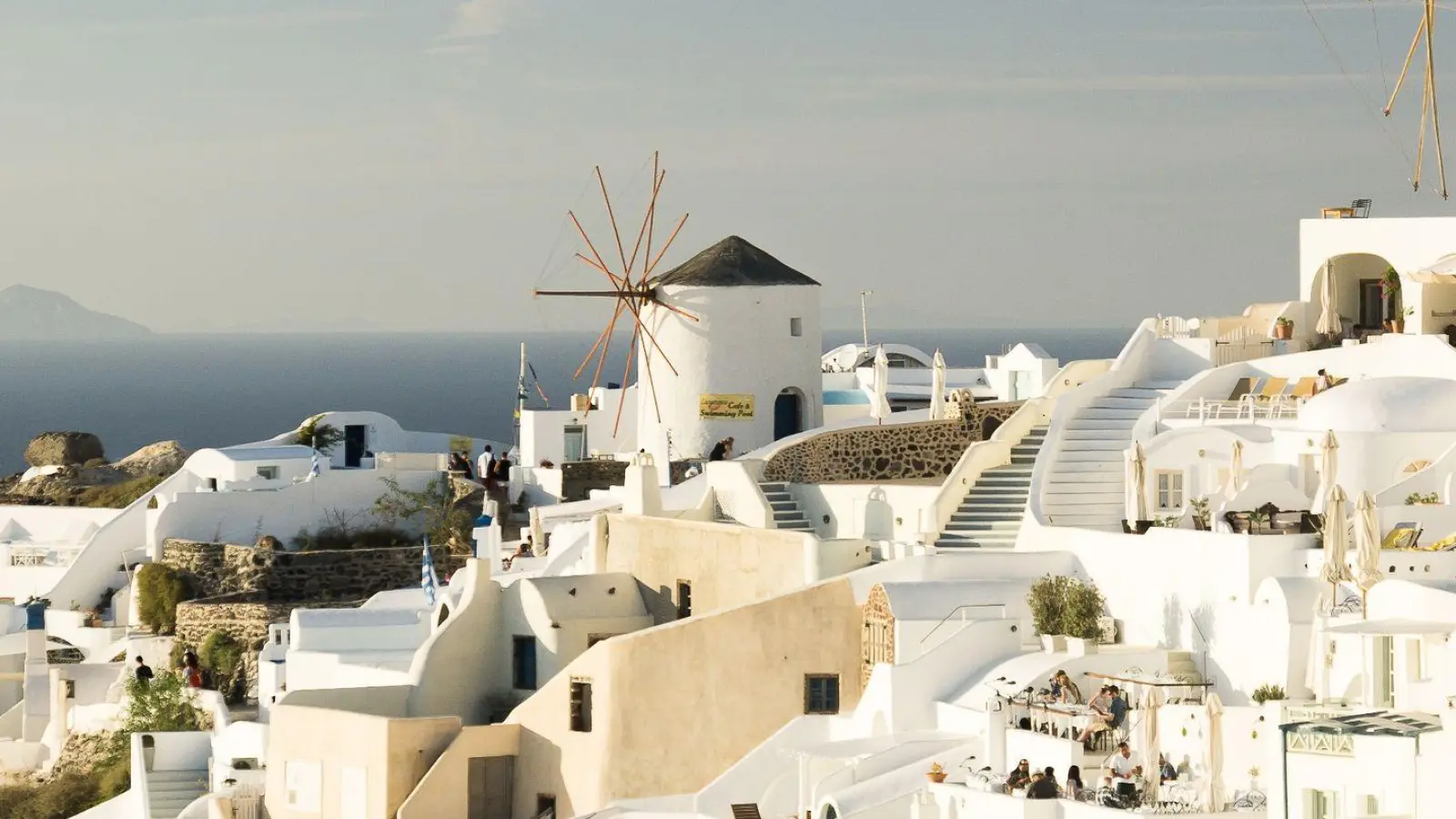 Auf Ziele wie die griechische Sehnsuchtsinsel Santorin ist Attika Reisen spezialisiert - nun hat der Veranstalter Insolvenz angemeldet. (Foto: Philipp Laage/dpa-tmn)