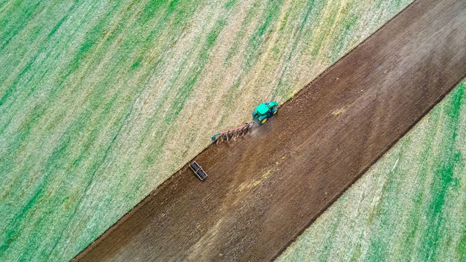 Schon wieder haben sich Unbekannte Zutritt zu Maschinenhallen verschafft und mehrere GPS-Module von Traktoren gestohlen. (Symbolbild: Jens Büttner/dpa-Zentralbild/dpa/Symbolbild)