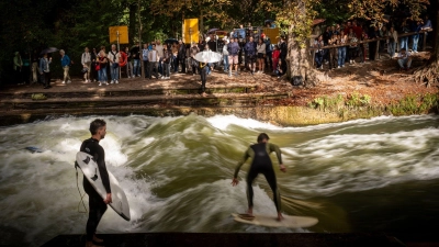 Endlich wieder eine Eisbachwelle: Darauf hoffen Surferinnen und Surfer in München. (Archivbild) (Foto: Peter Kneffel/dpa)