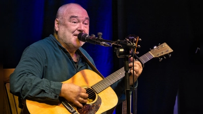 Verpackt Weisheiten mit Humor und warnt eindringlich vor der AfD: der fränkische Liedermacher Wolfgang Buck. (Foto: Martin Stumpf)
