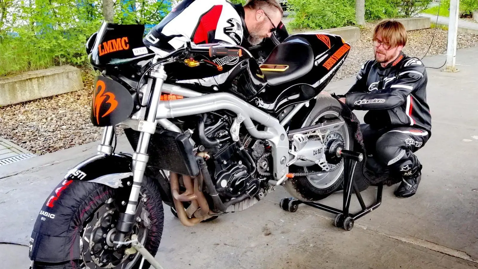 Viel Arbeit: Vor den Rennen müssen Jochen „Mounty“ Gabriel (links) und Sebastian „Basti“ Heidel ihre Maschine fit für den Wettbewerb machen. (Foto: Corinna Herneck)