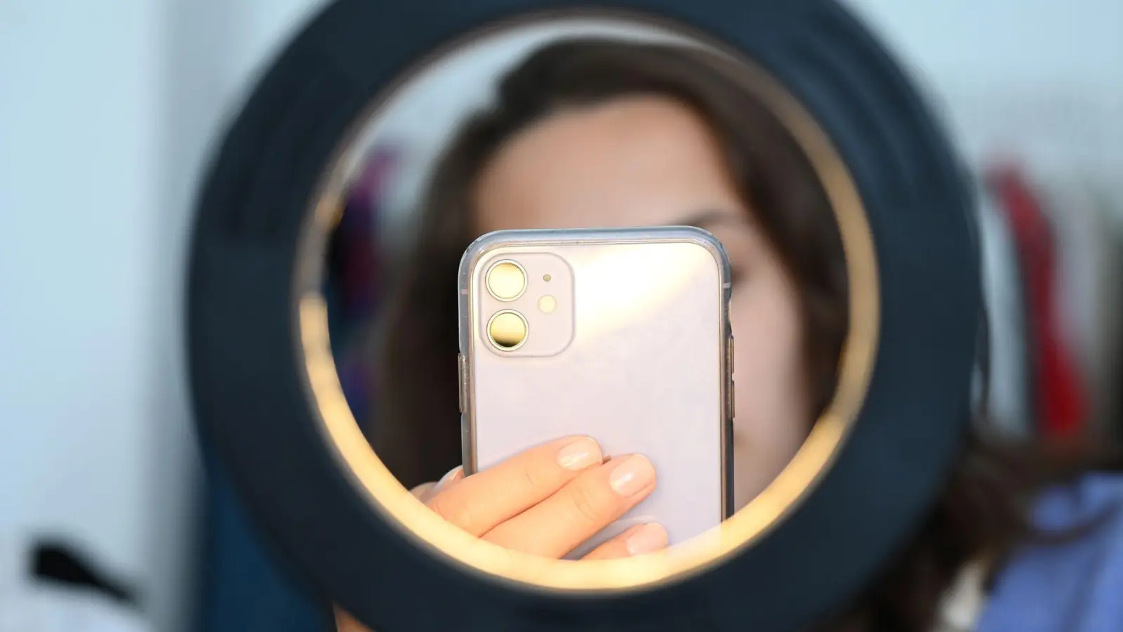 Fast die Hälfte der Kinder und Jugendlichen werden laut einer Studie durch Werbung auf Social-Media-Plattformen auf Produkte aufmerksam, 40 Prozent durch&nbsp;Empfehlungen von Influencerinnen und Influencern. (Symbolbild) (Foto: Niklas Graeber/dpa)