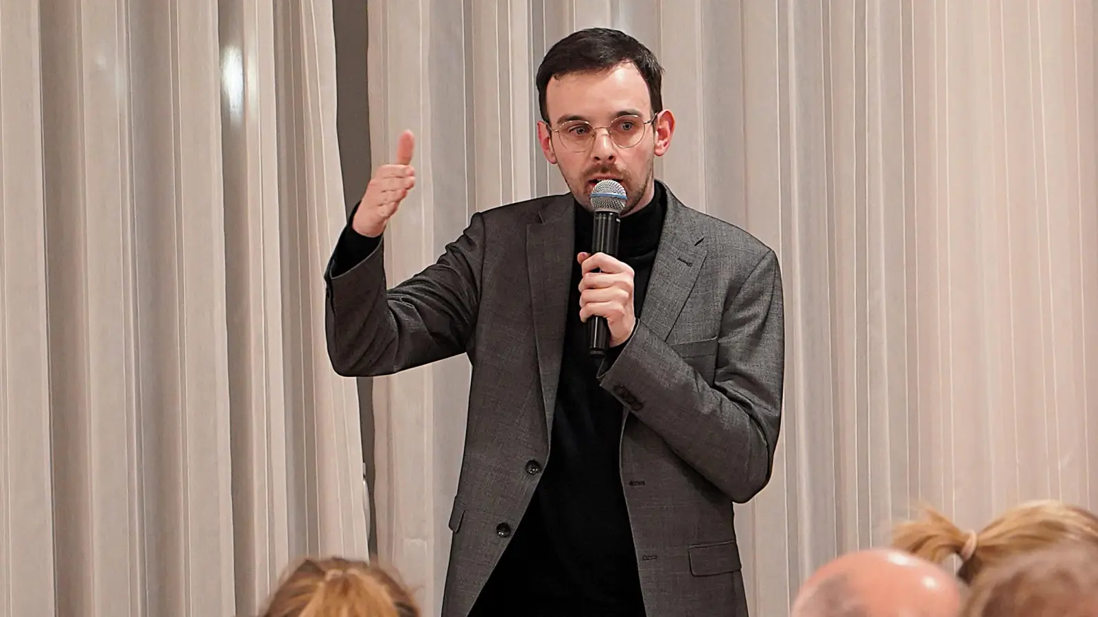 Das Interesse der Bevölkerung war groß: Rund 200 Menschen kamen in den Ochsen, um sich Christoph Röschs Ideen für die Stadt anzuhören. (Foto: Simone Hedler)