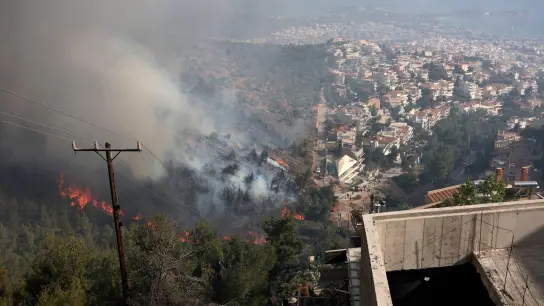 Ein Waldbrand auf einem Hügel im Athener Vorort Voula. Wegen fehlender Niederschläge und hoher Temperaturen steigt die Waldbrandgefahr in Griechenland. (Foto: Yorgos Karahalis/AP/dpa)
