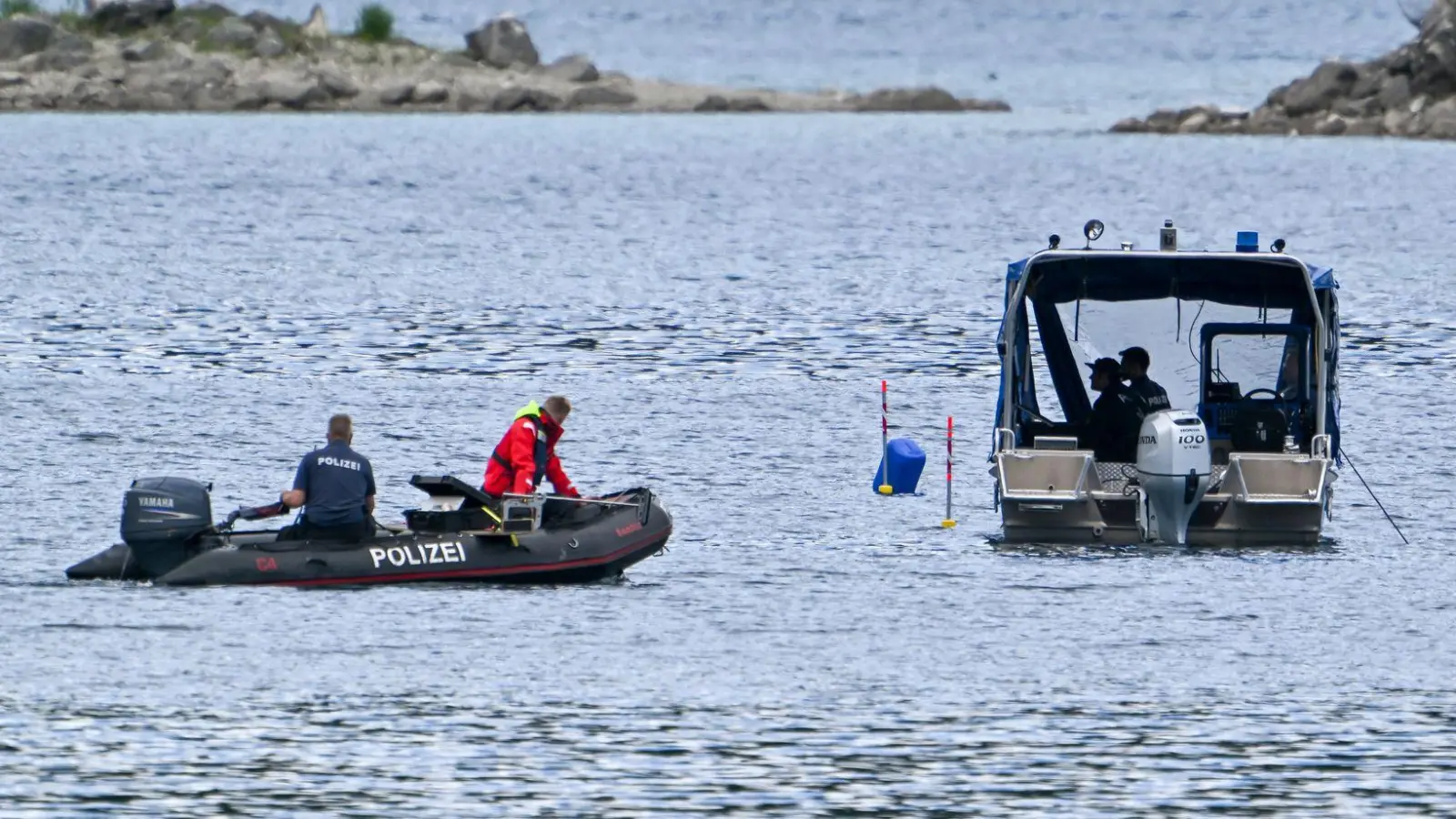 Die Polizei suchte bereits in den vergangenen Tagen mit Booten und Tauchern nach den beiden Vermissten. (Archivfoto) (Foto: Peter Kneffel/dpa)