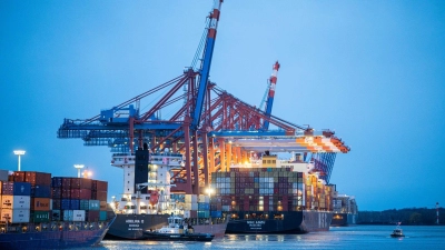 Containerschiffe liegen im Hamburger Hafen am Containerterminal Eurogate. Die deutsche Industrie befürchtet massive wirtschaftliche Folgen wegen des Ukraine-Krieges. (Foto: Daniel Reinhardt/dpa)