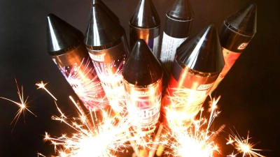 Die Deutsche Umwelthilfe plädiert dafür, den privaten Kauf und Gebrauch von Pyrotechnik zu Silvester dauerhaft zu beenden. (Symbolbild) (Foto: Roland Weihrauch/dpa)