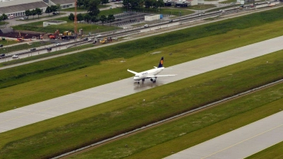 Die 3. Startbahn des Flughafens München ist ein Dauerstreitthema - politisch wie juristisch. Nun hat der Verwaltungsgerichtshof in einer Frage ein Urteil gesprochen. (Archivbild) (Foto: Peter Kneffel/dpa)