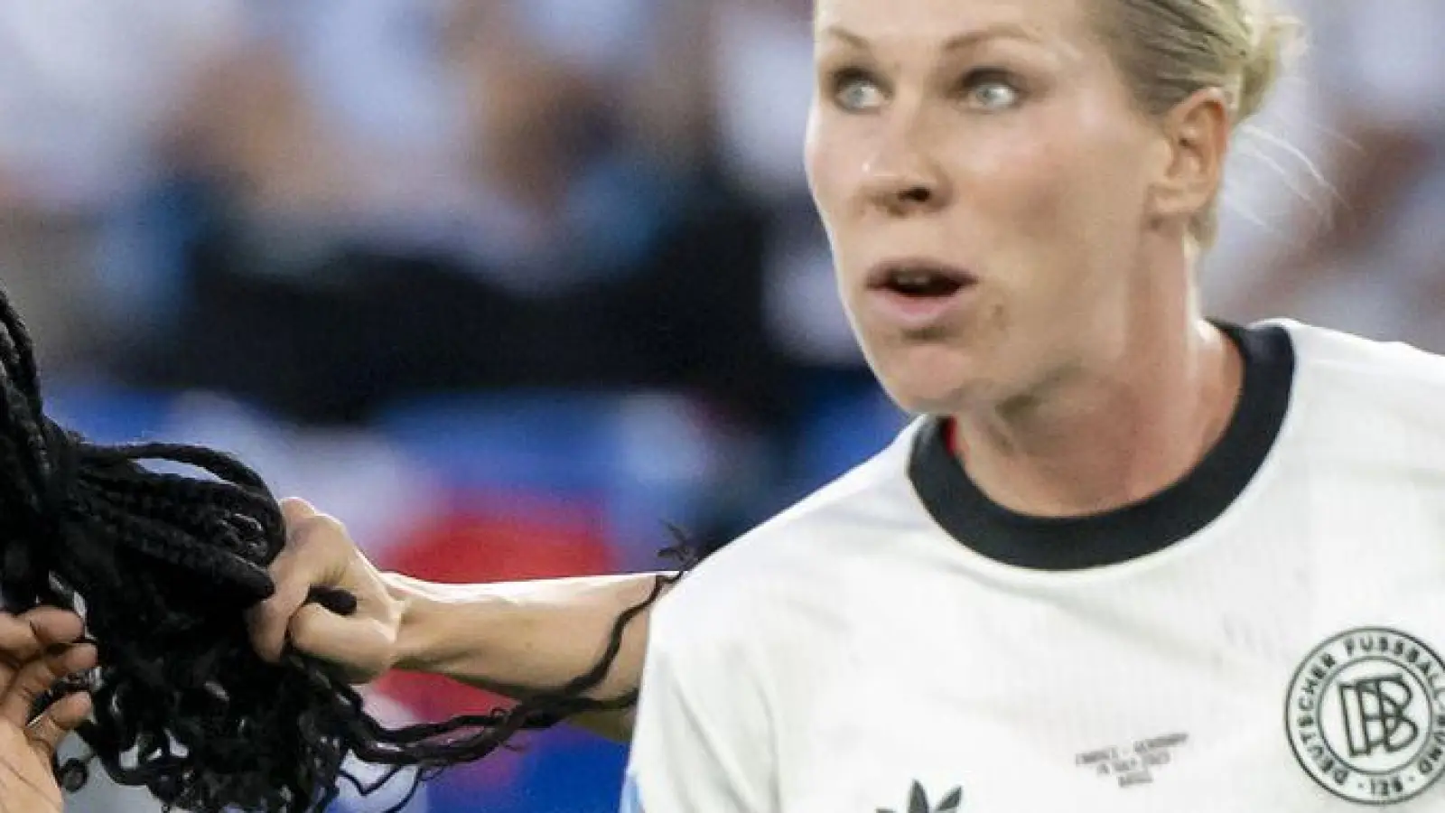 Klare Rote Karte: Kathrin Hendrich (r) zieht an den Haaren von Griedge Mbock Bathy. (Foto: Georgios Kefalas/KEYSTONE/dpa)